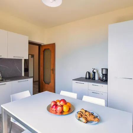 3 Bedroom Lovely In Riva di Solto